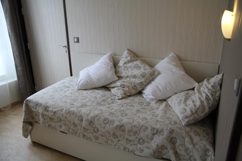 Hotel La Madeleine Saint-Benoît-sur-Loire Zimmer foto