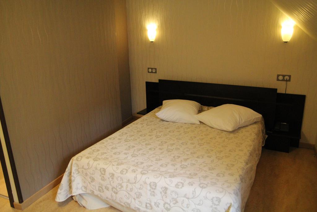 Hotel La Madeleine Saint-Benoît-sur-Loire Zimmer foto