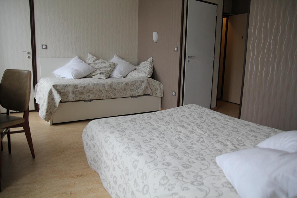Hotel La Madeleine Saint-Benoît-sur-Loire Zimmer foto